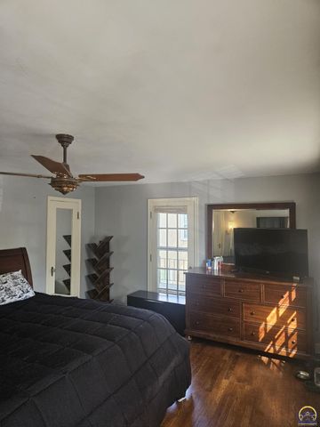 2812 SW Huntoon ST, Topeka, KS 66604