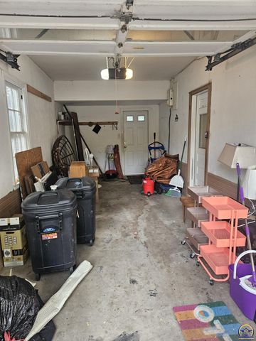 2812 SW Huntoon ST, Topeka, KS 66604