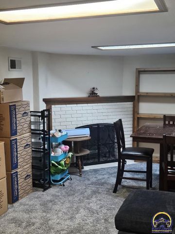 2812 SW Huntoon ST, Topeka, KS 66604