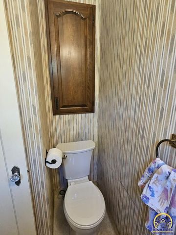 2812 SW Huntoon ST, Topeka, KS 66604