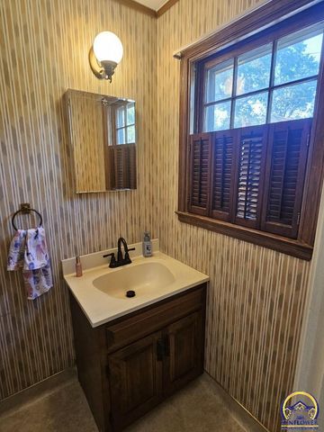 2812 SW Huntoon ST, Topeka, KS 66604