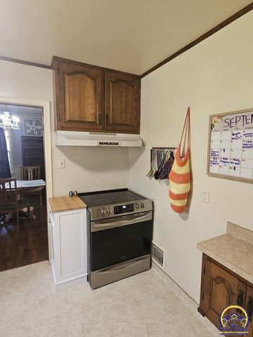 2812 SW Huntoon ST, Topeka, KS 66604