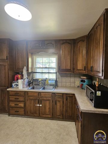 2812 SW Huntoon ST, Topeka, KS 66604