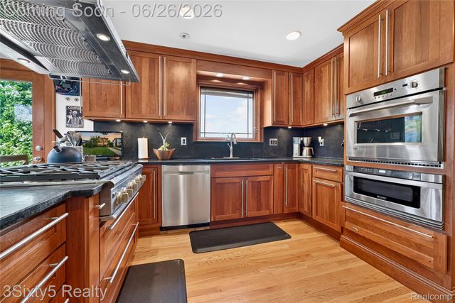 2920 Riverside Drive, Trenton, MI 48183