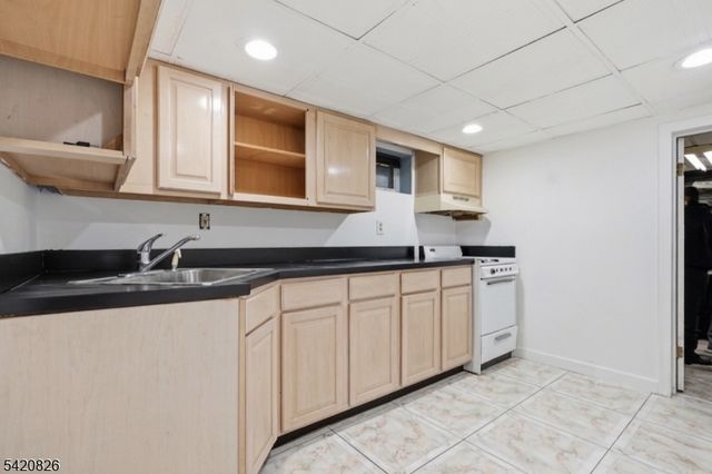 923 Kilsyth Rd, Elizabeth City, NJ 07208