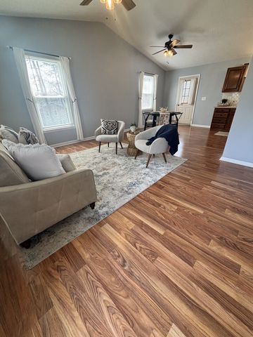 1006 Twin Oaks Dr, White Bluff, TN 37187