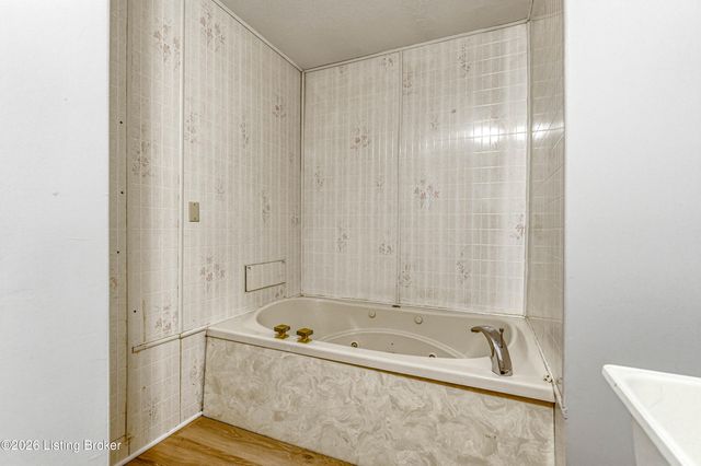 1712 Bass Cir, La Grange, KY 40031