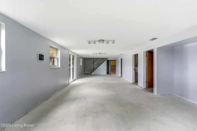 1712 Bass Cir, La Grange, KY 40031