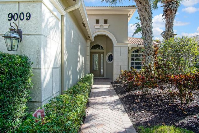 9009 Houndslake Court, Port St Lucie, FL 34986