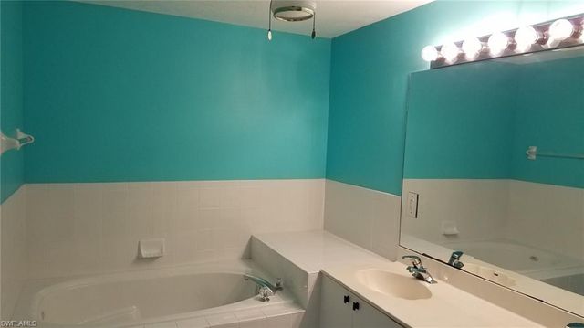 670 Luisa LN 807-1, Naples, FL 34104