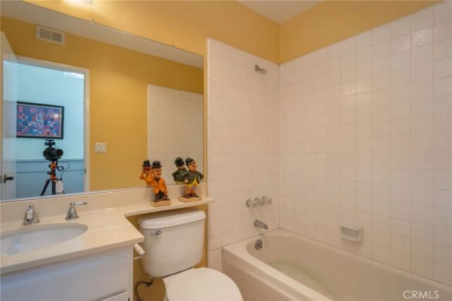 18319 Collins Street 19, Tarzana, CA 91356