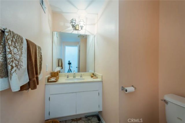 18319 Collins Street 19, Tarzana, CA 91356