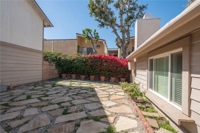 18319 Collins Street 19, Tarzana, CA 91356