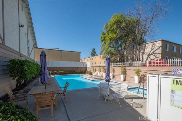 18319 Collins Street 19, Tarzana, CA 91356