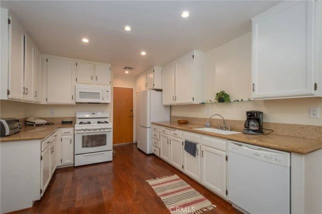 18319 Collins Street 19, Tarzana, CA 91356