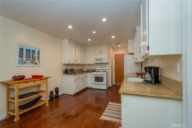 18319 Collins Street 19, Tarzana, CA 91356
