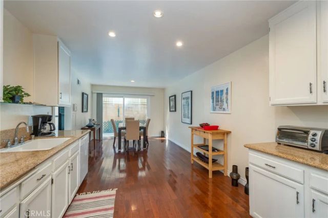 18319 Collins Street 19, Tarzana, CA 91356