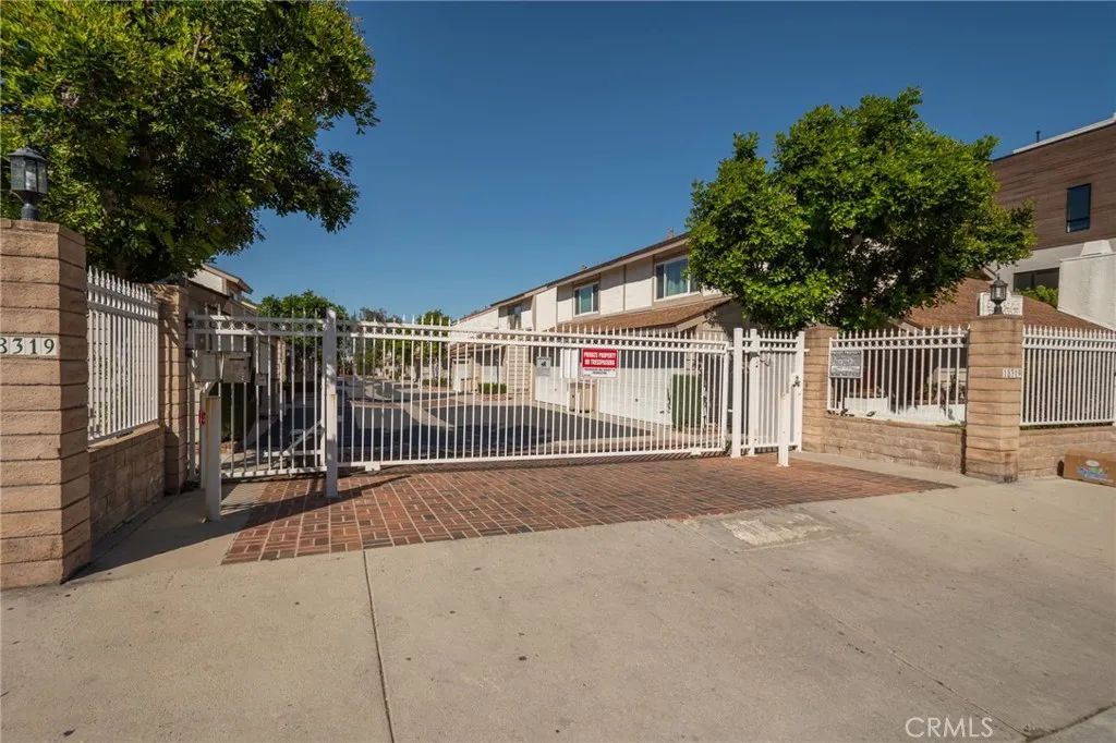 18319 Collins Street 19, Tarzana, CA 91356