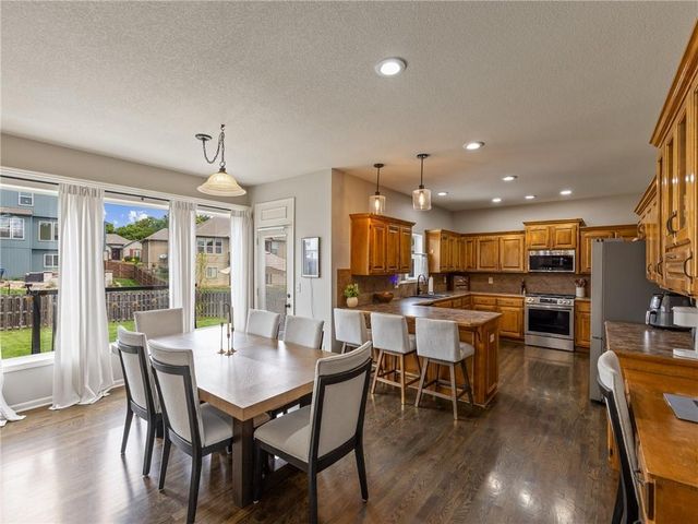 2220 Hawk View Road, Lee's Summit, MO 64082
