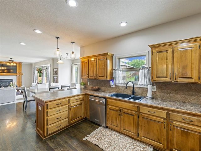 2220 Hawk View Road, Lee's Summit, MO 64082