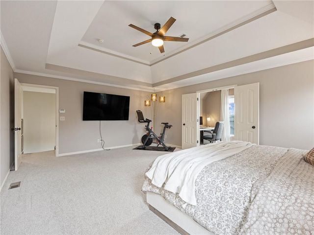 2220 Hawk View Road, Lee's Summit, MO 64082