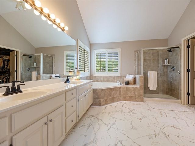 2220 Hawk View Road, Lee's Summit, MO 64082
