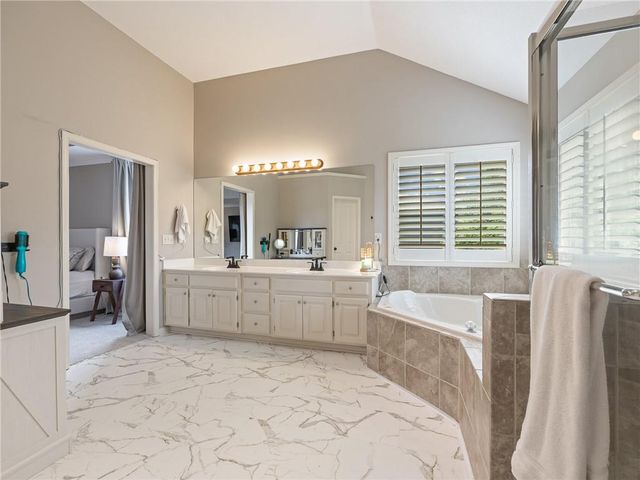 2220 Hawk View Road, Lee's Summit, MO 64082