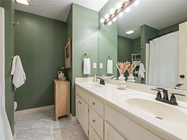 2220 Hawk View Road, Lee's Summit, MO 64082
