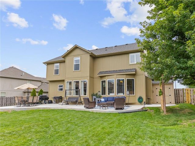 2220 Hawk View Road, Lee's Summit, MO 64082