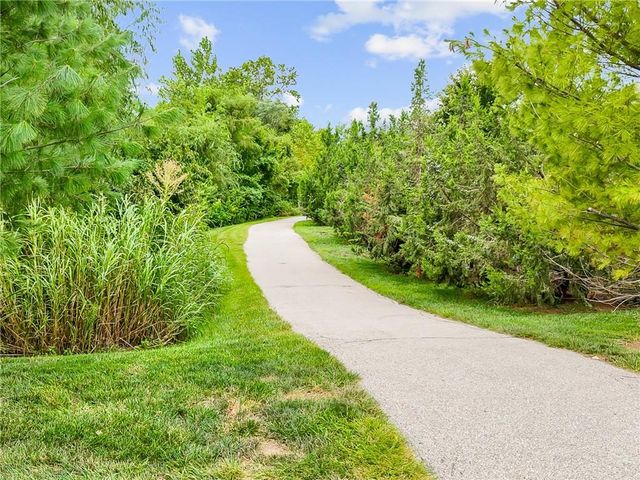 2220 Hawk View Road, Lee's Summit, MO 64082