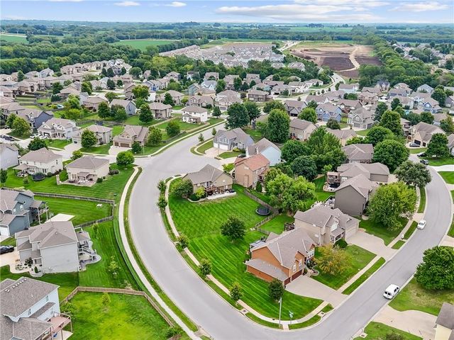 2220 Hawk View Road, Lee's Summit, MO 64082