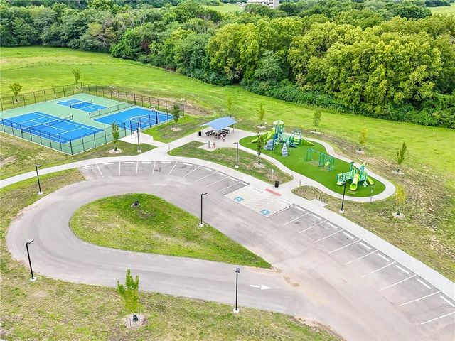 2220 Hawk View Road, Lee's Summit, MO 64082