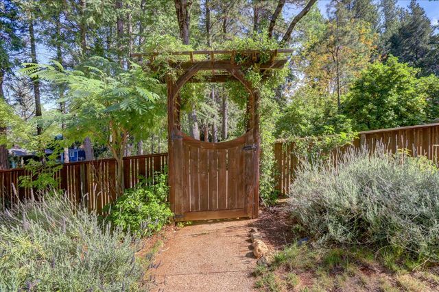 10664 oak St, Grass Valley, CA 95945