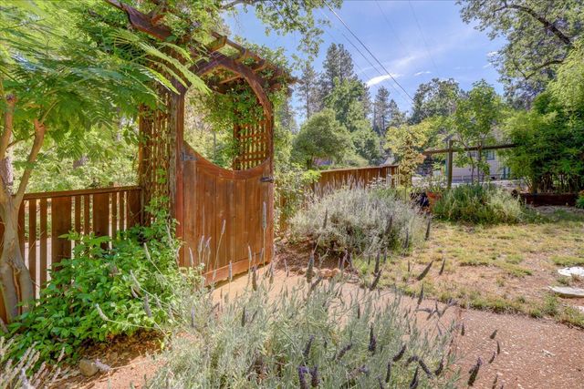 10664 oak St, Grass Valley, CA 95945