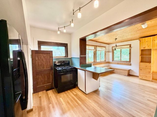 423 S 7th Avenue, Iowa City, IA 52245