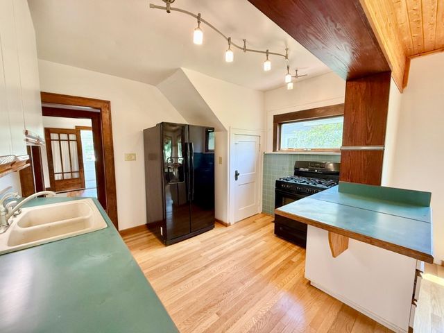 423 S 7th Avenue, Iowa City, IA 52245