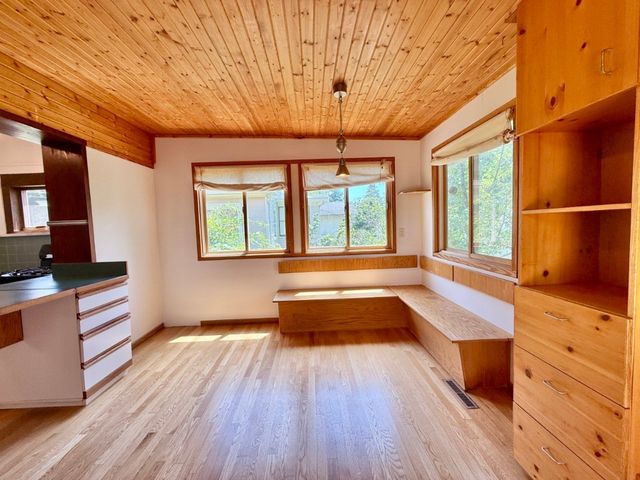 423 S 7th Avenue, Iowa City, IA 52245