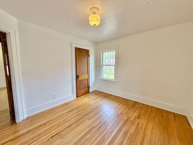 423 S 7th Avenue, Iowa City, IA 52245