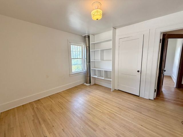 423 S 7th Avenue, Iowa City, IA 52245