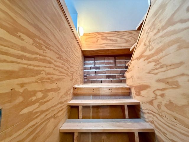 423 S 7th Avenue, Iowa City, IA 52245