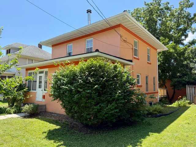 423 S 7th Avenue, Iowa City, IA 52245