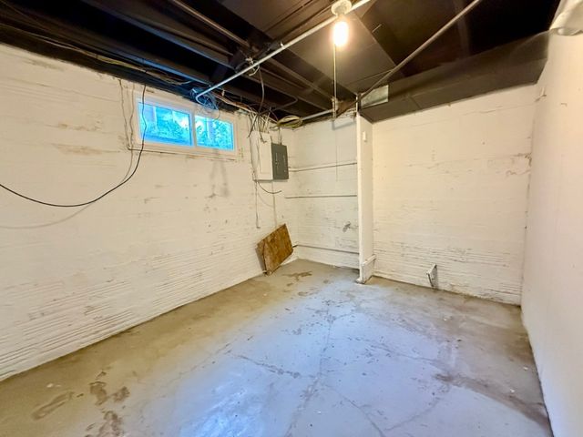 423 S 7th Avenue, Iowa City, IA 52245