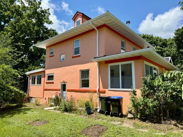 423 S 7th Avenue, Iowa City, IA 52245