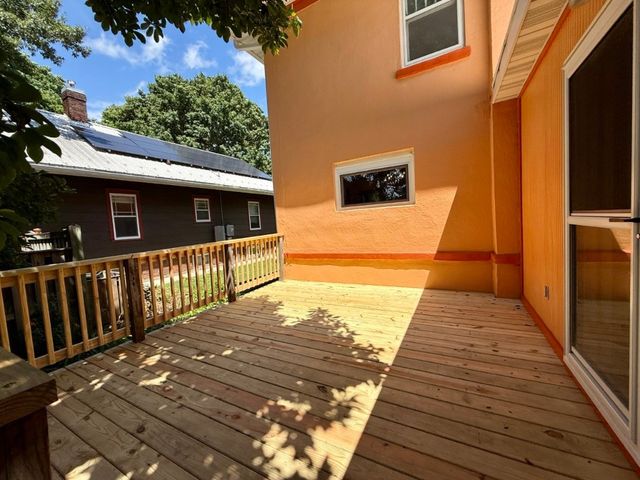 423 S 7th Avenue, Iowa City, IA 52245