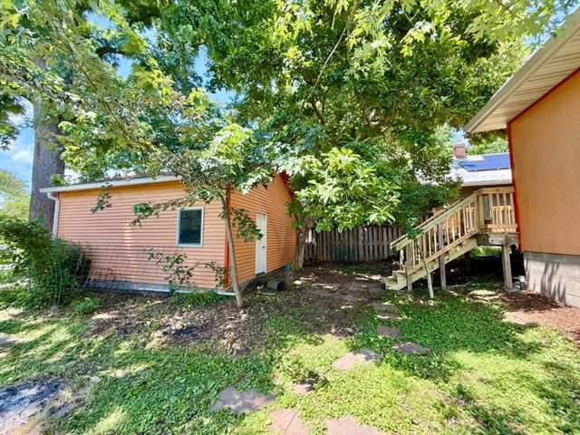 423 S 7th Avenue, Iowa City, IA 52245