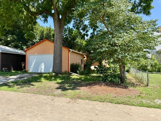 423 S 7th Avenue, Iowa City, IA 52245