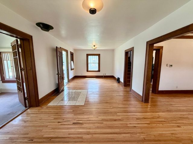 423 S 7th Avenue, Iowa City, IA 52245