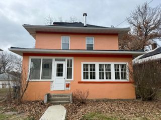 423 S 7th Avenue, Iowa City, IA 52245