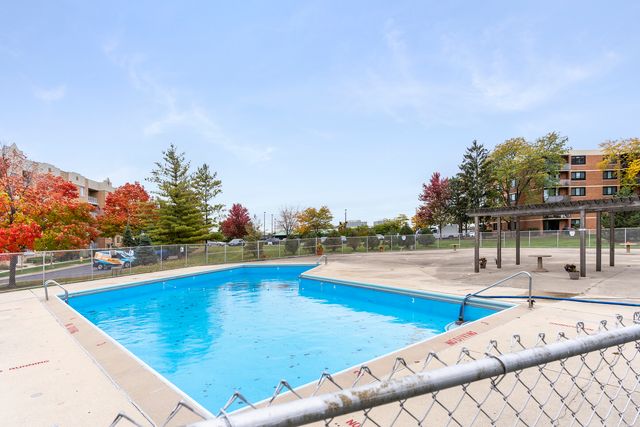 2201 S Highland Avenue 4M, Lombard, IL 60148