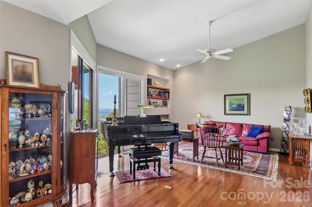 138 Woodbridge Drive, Hendersonville, NC 28739